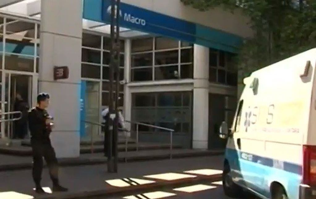 Salidera bancaria en el banco Macro frente a Plaza Alberdi. (Captura El Tres)