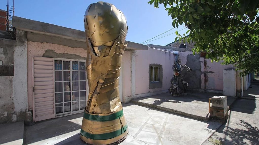 La fiebre mundial no para: un villamercedino hizo una Copa del Mundo gigante con materiales reciclados