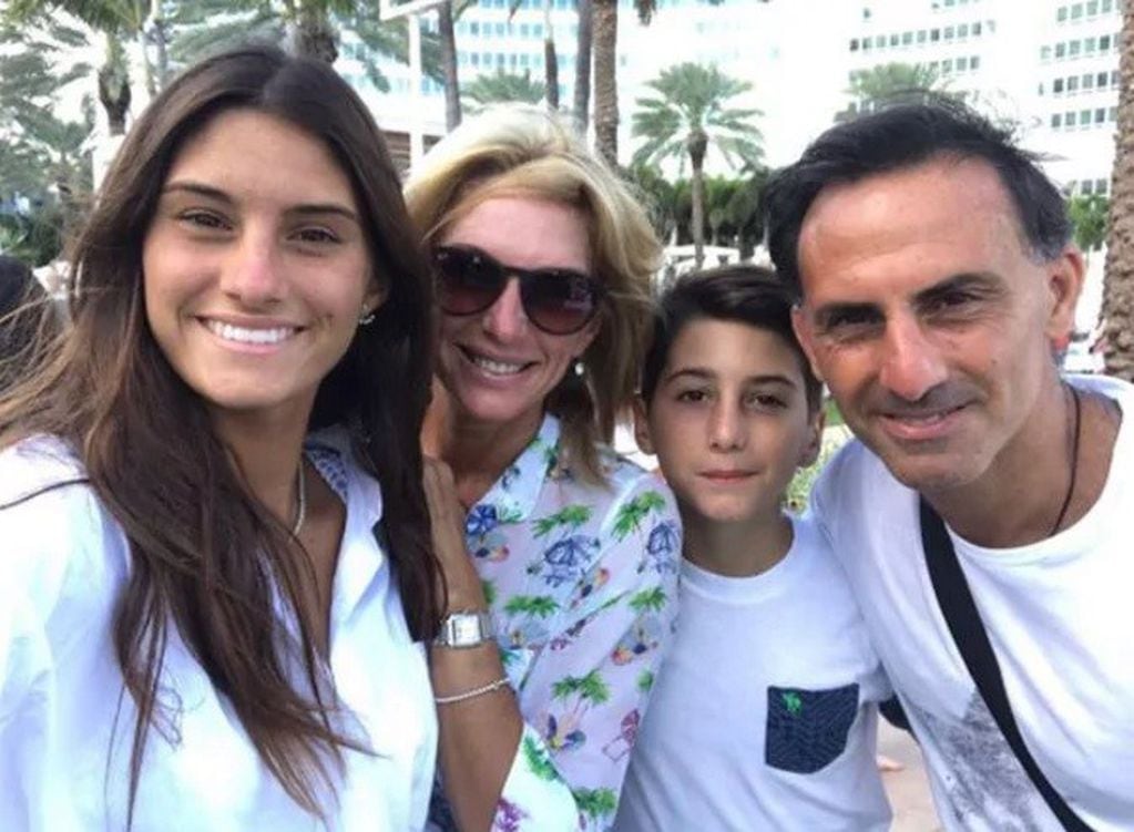 Yanina y Diego Latorre junto a sus hijos.