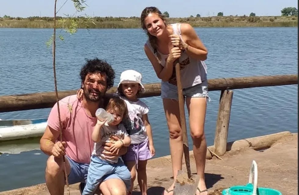 Roberto junto a quienes comenzó la fundación A Tree To Breath, su mujer Luciana y sus dos hijitos, Ernestina y Sixto.
