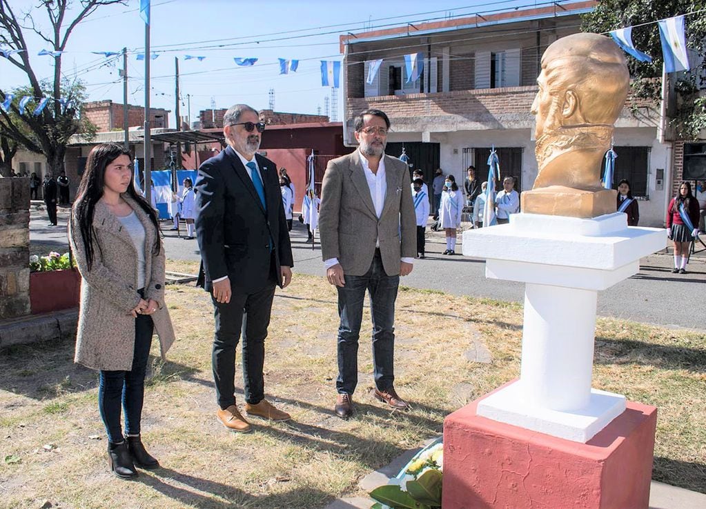 La presidente del centro vecinal del barrio "17 de Agosto", Rosario Casado, acompañada por el intendente Jorge y el concejal Aguiar, al depositar una ofrenda floral al pie del busto del Capitán de los Andes.