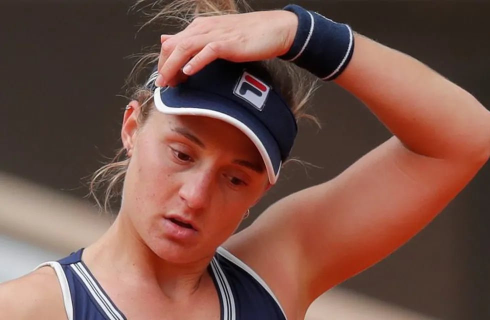 Argentina's Nadia Podoroska reacts after missing a shot against Poland's Iga Swiatek in the semifinal match of the French Open tennis tournament at the Roland Garros stadium in Paris, France, Thursday, Oct. 8, 2020. (AP Photo/Michel Euler)