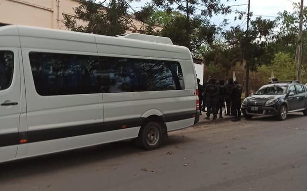 Los policías secuestraron un vehículo de transporte de pasajeros, que estaba al servicio de los concurrentes a la fiesta clandestina.