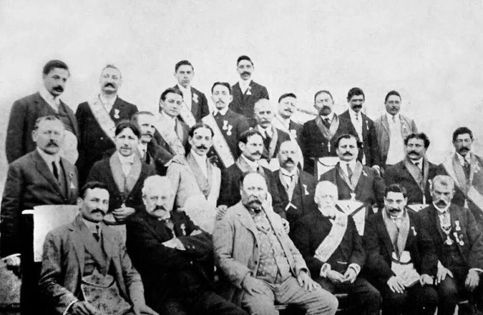 Comisión instaladora y miembros de la Logia Zola Dreyfus, de Punta Alta