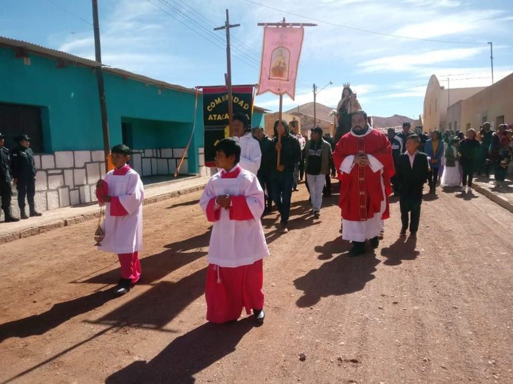 La celebración litúrgica culminó con una procesión por las calles del pueblo.