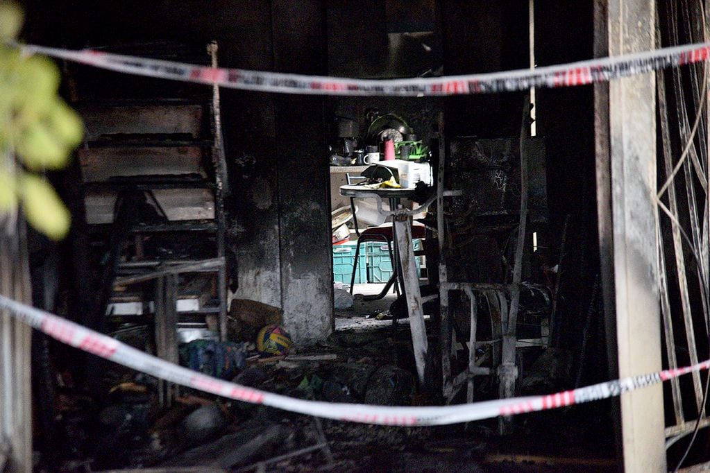 Una familia perdió todo al incendiarse la panadería que tenían en su casa de barrio Yofre Norte. (Pedro Castillo / La Voz)