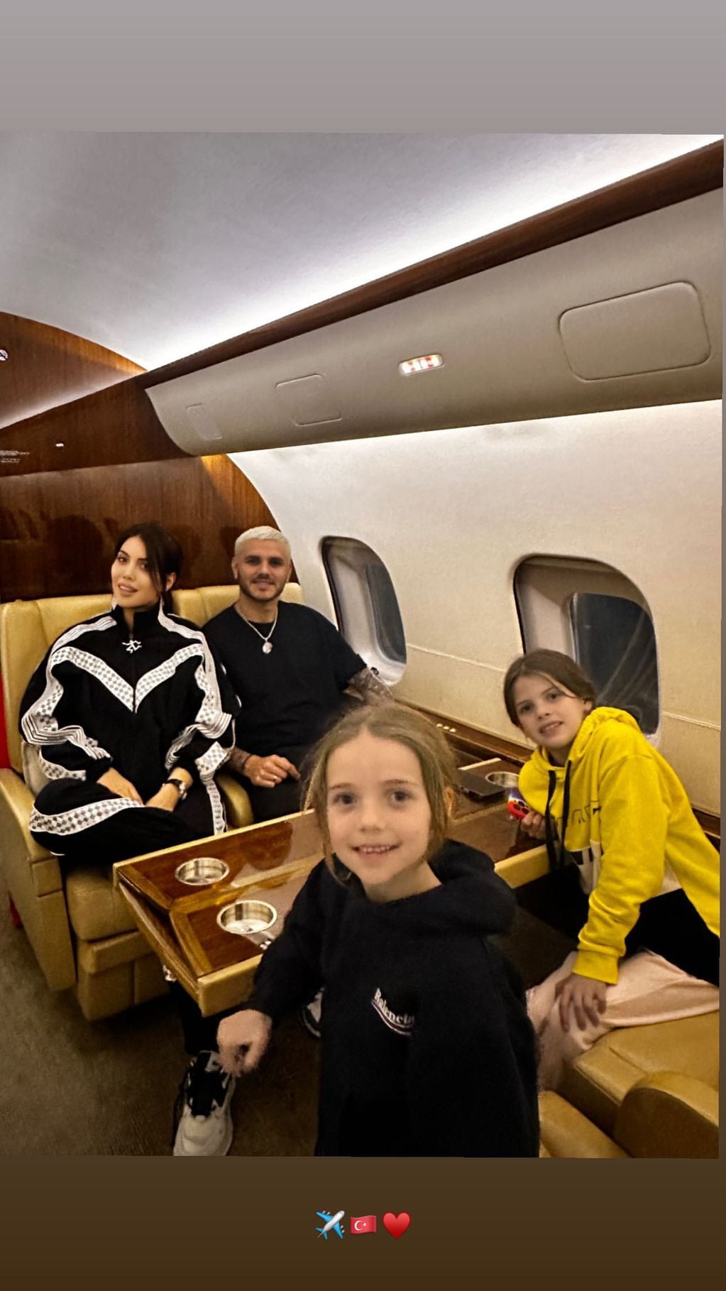 Las fotos de Wanda Nara en el avión privado en su viaje rumbo a Turquía.