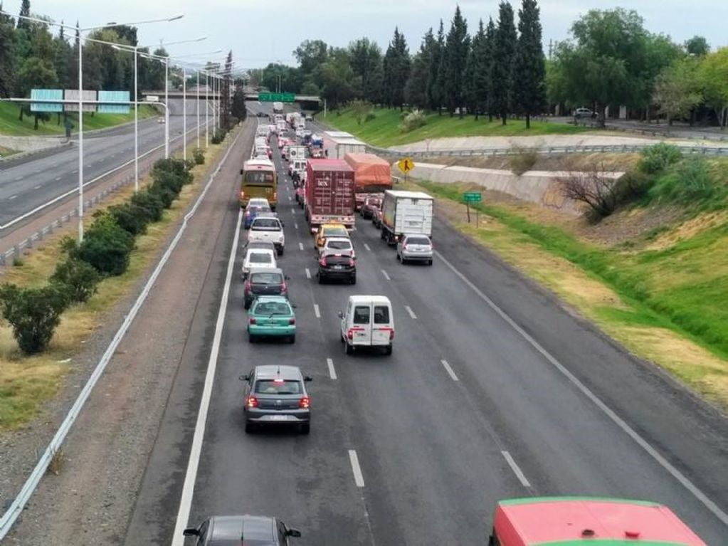 Largas filas de autos y colapso en el Acceso Sur de Mendoza.
