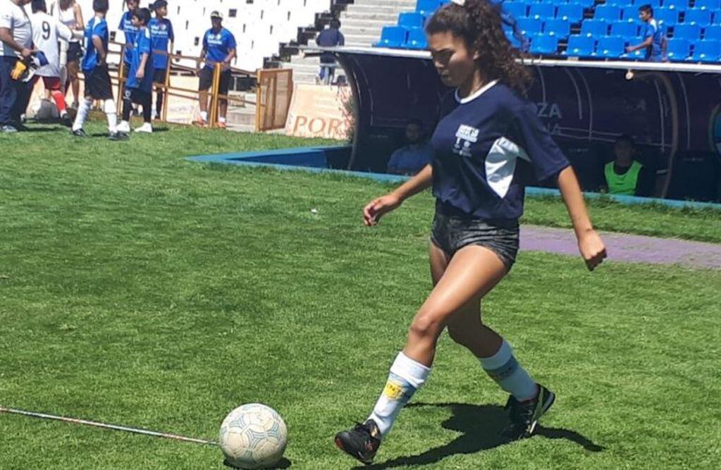 Una de las revelaciones, Yasmín Campos, la jugadora de Capital, en el equipo mixto de fútbol adaptado.