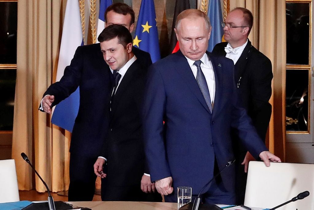 El presidente ruso Vladimir Putin, a la derecha, y el presidente ucraniano Volodymyr Zelenskiy podrían encontrarse una vez firmados los acuerdos de paz. 