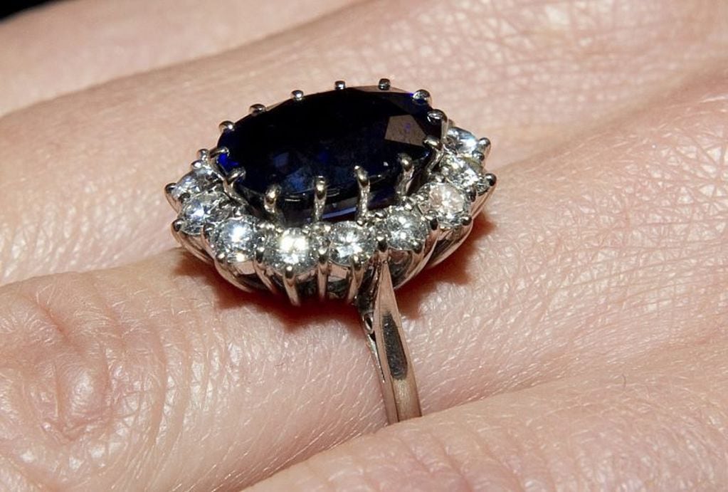 El anillo de zafiro que fue otorgado por Carlos a Lady Di y 29 años después por William a Kate Middleton. (AFP PHOTO / WPA POOL / Arthur Edwards)