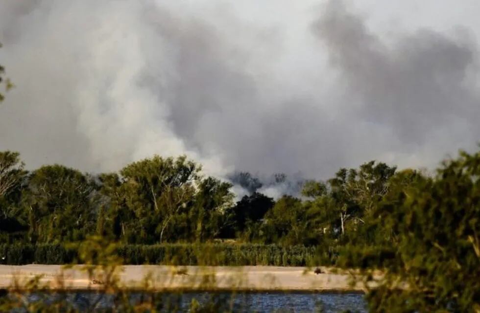 No les importa nada: sigue el fuego en las islas, pese a la prohibición (@MauroYasprizza)