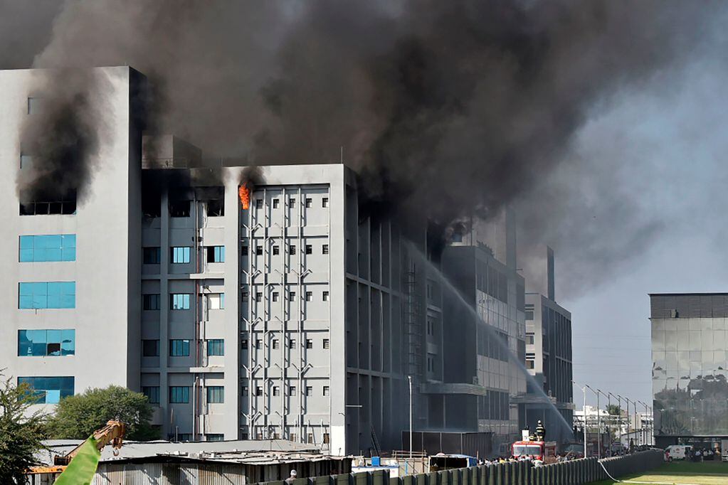 Incendio en el Serum Institute of India, mayor fabricante de vacunas del mundo.