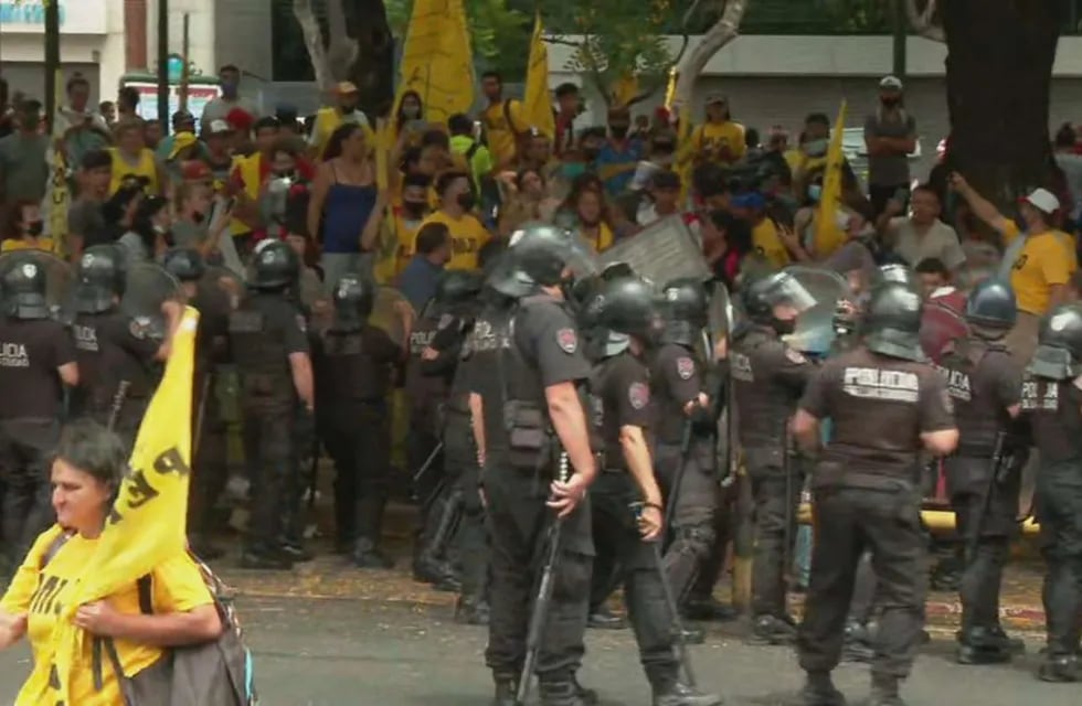 Incidentes en la 9 de Julio entre la Policía y manifestantes.