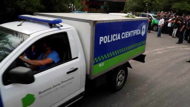 Policía científica transporta el cuerpo de Diego Maradona