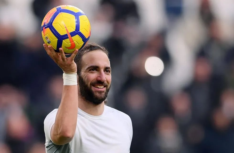 Juventus' Argentinian forward Gonzalo Higuain shows the ball at the end of the Italian Serie A football match between Juventus and Sassuolo on February 4, 2018 at the 'Allianz Stadium' in Turin.  / AFP PHOTO / MARCO BERTORELLO