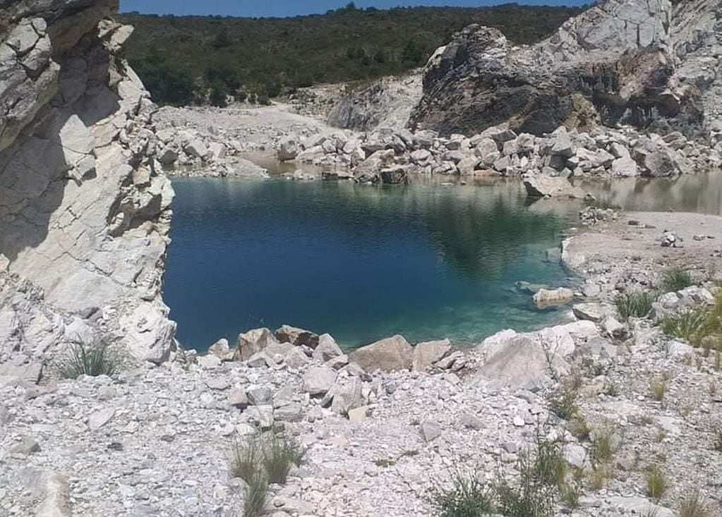 Laguna de aguas turquesas en Villa Yacanto.
