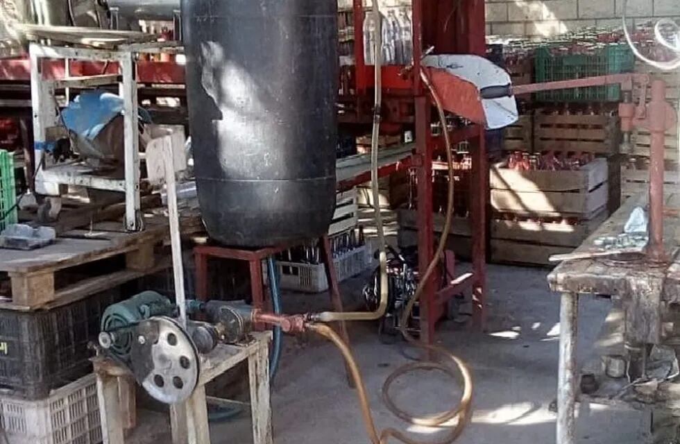 Los implementos que fueron decomisados en donde elaboraban tomate triturado y salsa de manera clandestina en un establecimiento de Bermejo. Gentileza Gobierno de Mendoza