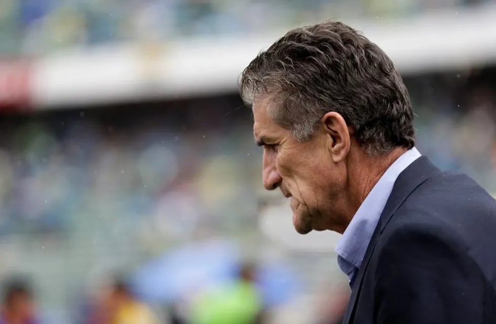 Argentina's coach Edgardo Bauza arrives for a 2018 World Cup qualifying soccer match against Bolivia in La Paz, Bolivia, on Tuesday, March 28, 2017. (AP Photo/Victor R. Caivano) la paz bolivia edgardo bauza eliminatorias campeonato mundial 2018 futbol fut