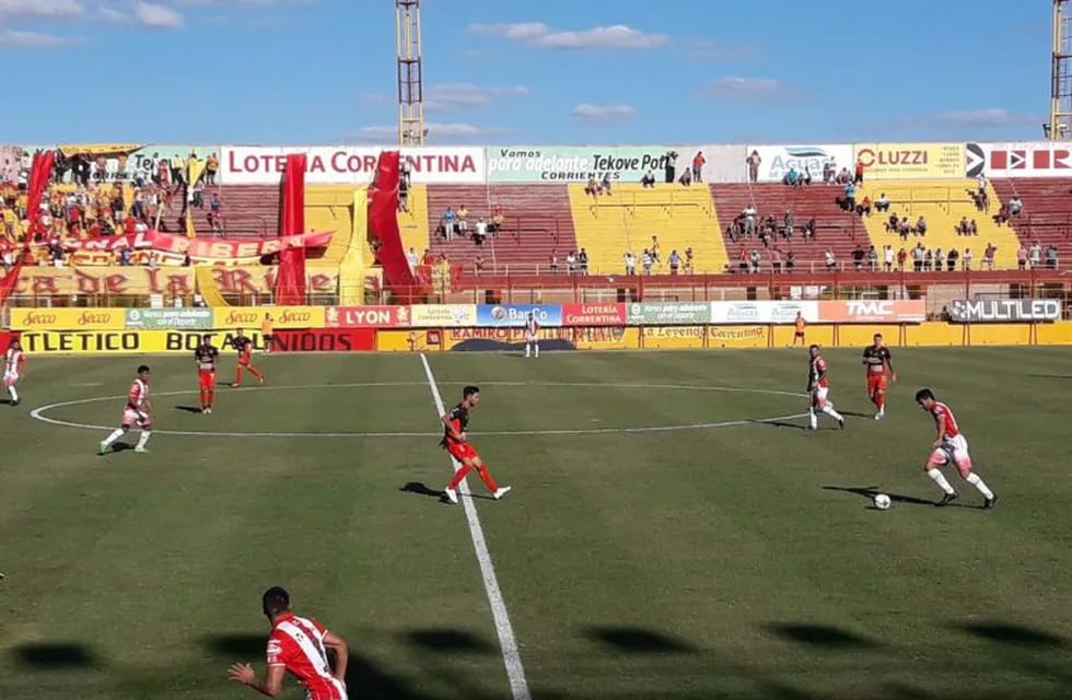 Instituto juega en Corrientes ante Boca Unidos.