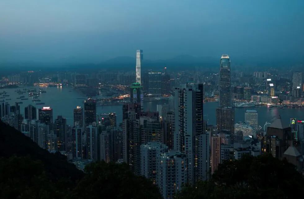 KON02 HONG KONG (CHINA), 29/08/2017.- Vista panorámica de la parte residencial y comercial de la isla de Hong Kong, desde la Cumbre Victoria, en Hong Kong (China), hoy, 29 de agosto de 2017. La Cumbre Victoria es el punto más alto de Hong Kong y es uno de los principales destinos turísticos de la isla. EFE/Jerome Favre