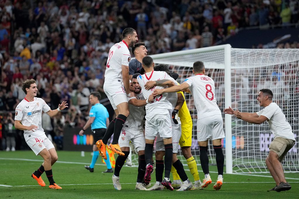 Con los argentinos Lucas Ocampos, Eric Lamela y Gonzalo Montiel, el Sevilla venció a la Roma de Paulo Dybala y es campeón de la Europa League. (AP)