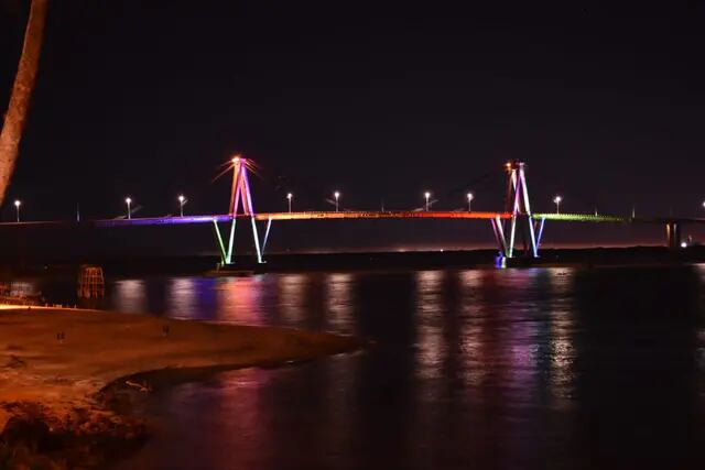 Puente Manuel Belgrano con nueva iluminación.