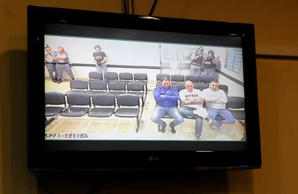 Los acusados siguieron la apertura del debate por videoconferencia desde la prisión. (José Almeida)