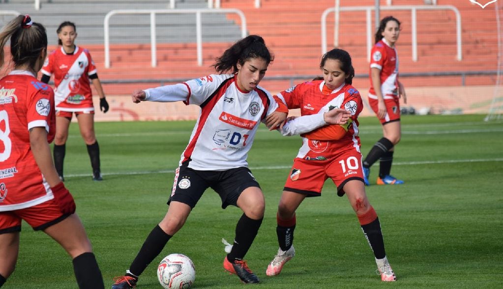 Celeste Guiñez nació futbolísticamente en Montecaseros y en la actualidad es una de las estrellas de Fadep.