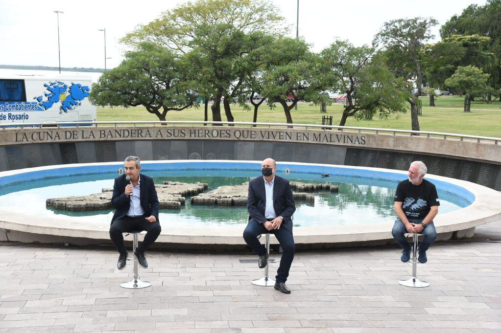 Los funcionarios y Rubén Rada encabezaron el acto de espaldas al Cenotafio a los Caídos en Malvinas.
