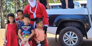 Policías navideños llevaron alegría a niños de Bernardo de Irigoyen