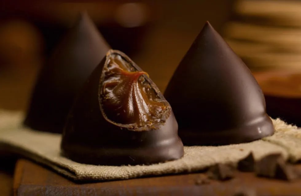 Receta rápida y fácil: cómo preparar los espectaculares conitos de dulce de leche bañados en chocolate