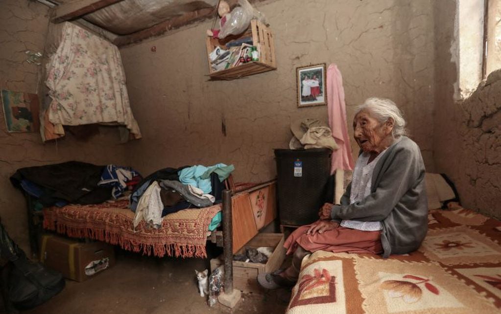 Julia Flores Colque, más conocida en Bolivia cómo "Mamá Julia", en foto de archivo tomada en el que era su dormitorio, el jueves 25 de octubre de 2018, en su antigua casa en la localidad de Sacaba, a 18 kilómetros de la ciudad de Cochabamba (Bolivia).