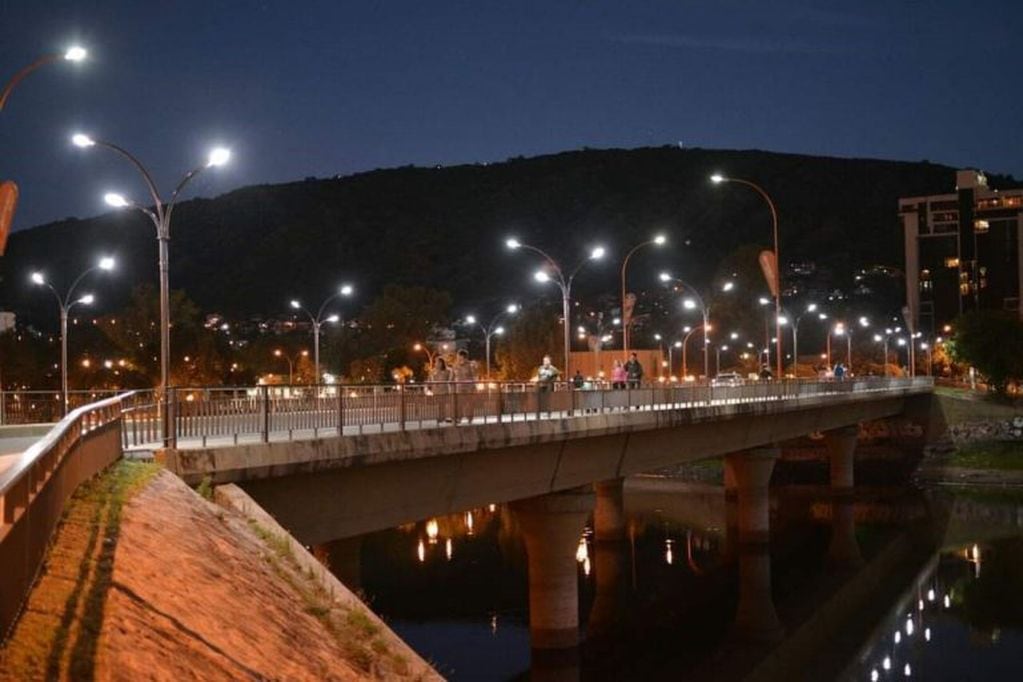 Puente Cassaffousth de noche en Villa Carlos Paz\u002E (Foto: Next Noticias)\u002E