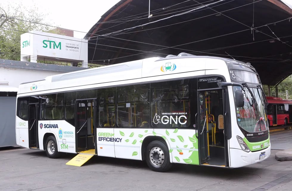 El nuevo ómnibus impulsado a GNC circulará a prueba y realizará los recorridos troncales de MendoTRAN. Marcelo Alvarez/Gobierno de Mendoza