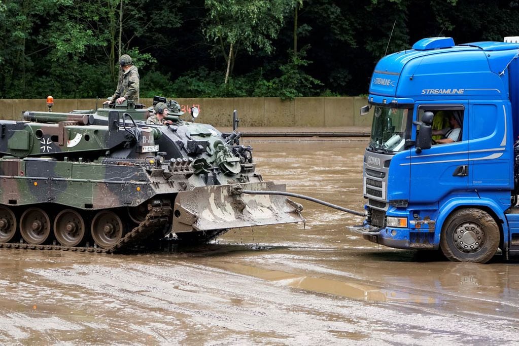 Un tanque del ejército alemán saca un camión del barro en Hagen. AP