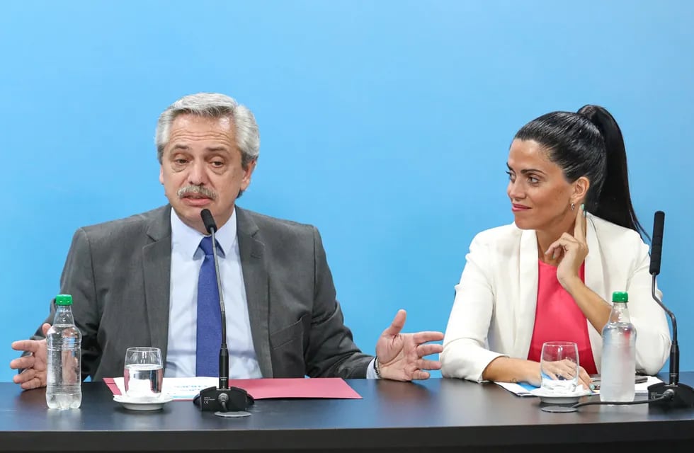 Alberto Fernández en una conferencia de prensa junto a la directora del PAMI, Luana Volnovich.
