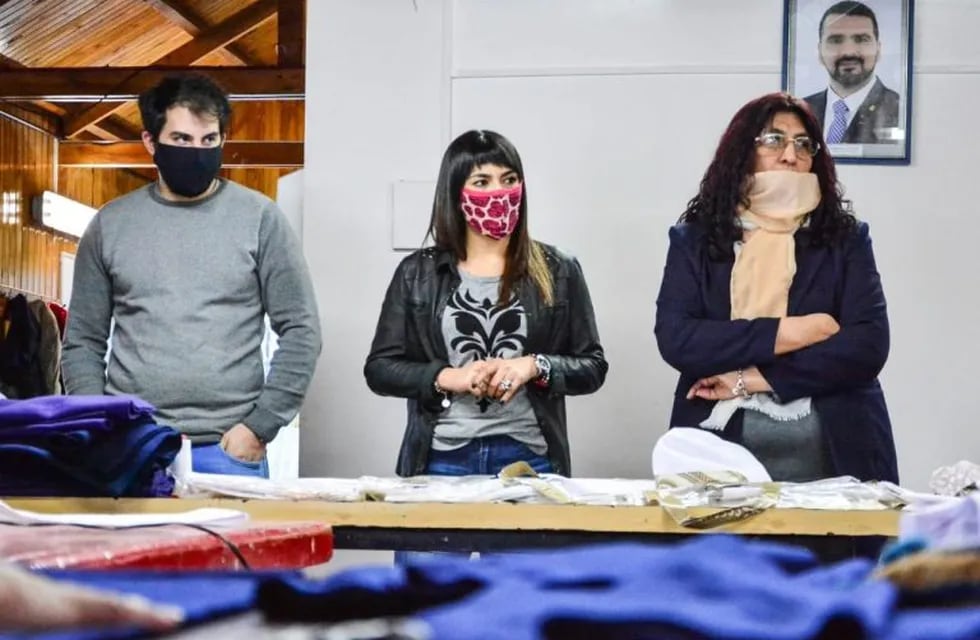 Sabrina Marcucci en el taller de producción montado en el centro comunitario del barrio Felipe Varela