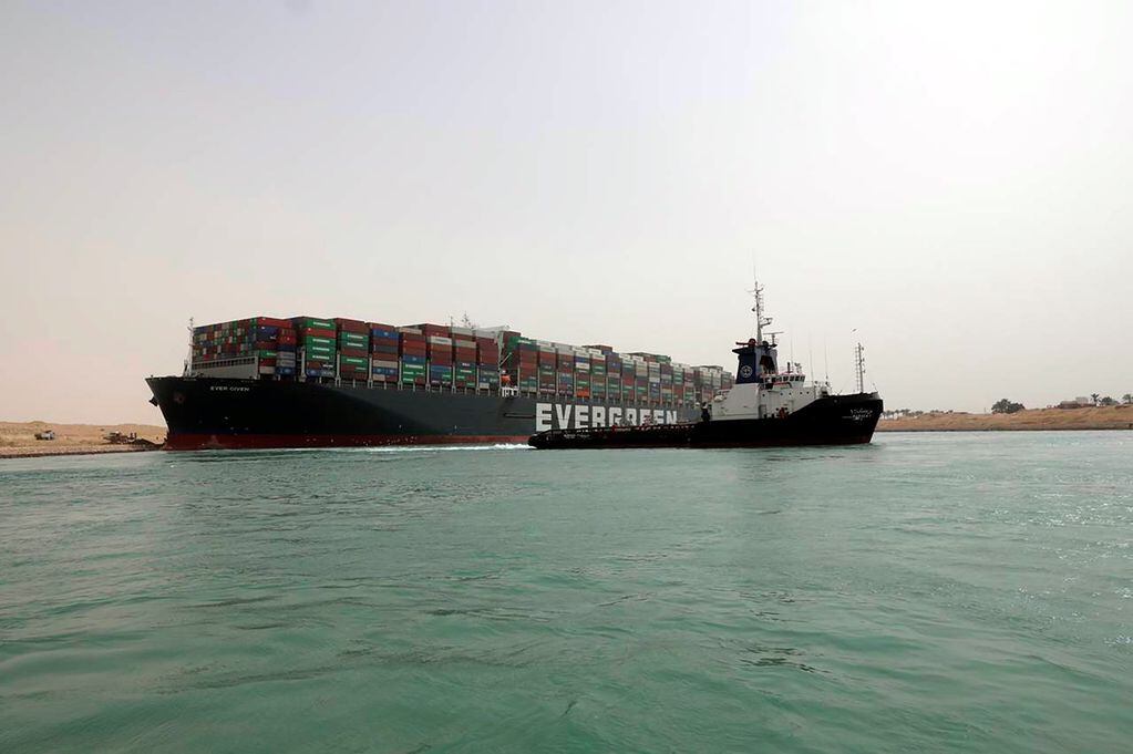 El buque encallado en el Canal de Suez. (Foto: AP)