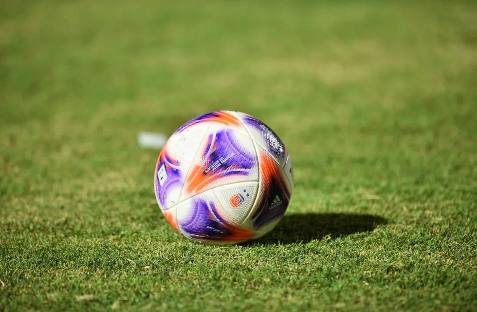 La pelota del fútbol argentino en los torneos de la Liga Profesional y la Primera Nacional. (Ramiro Pereyra / La Voz)