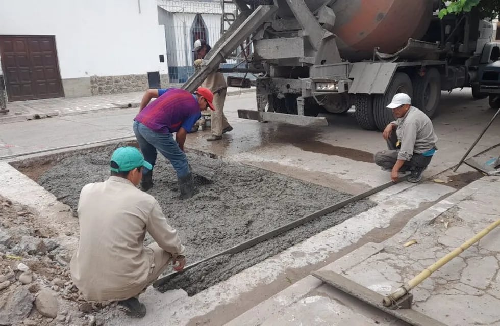 Cuadrillas municipales trabajan en obras de pavimentación, en San Pedro de Jujuy.