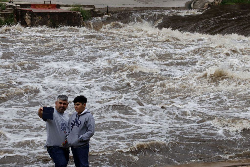  ID:6835334 Intensa lluvia: cayeron más de 100 milímetros en Carlos Paz y el San Antonio creció más de 3 metros.
Yanina Aguirre