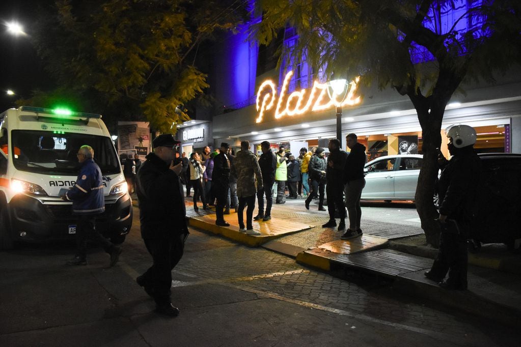 Un conductor perdió el control de su auto, se incrustó en el Teatro Plaza y atropelló a 23 personas: 15 internados y 3 graves.

Foto: Mariana Villa / Los Andes