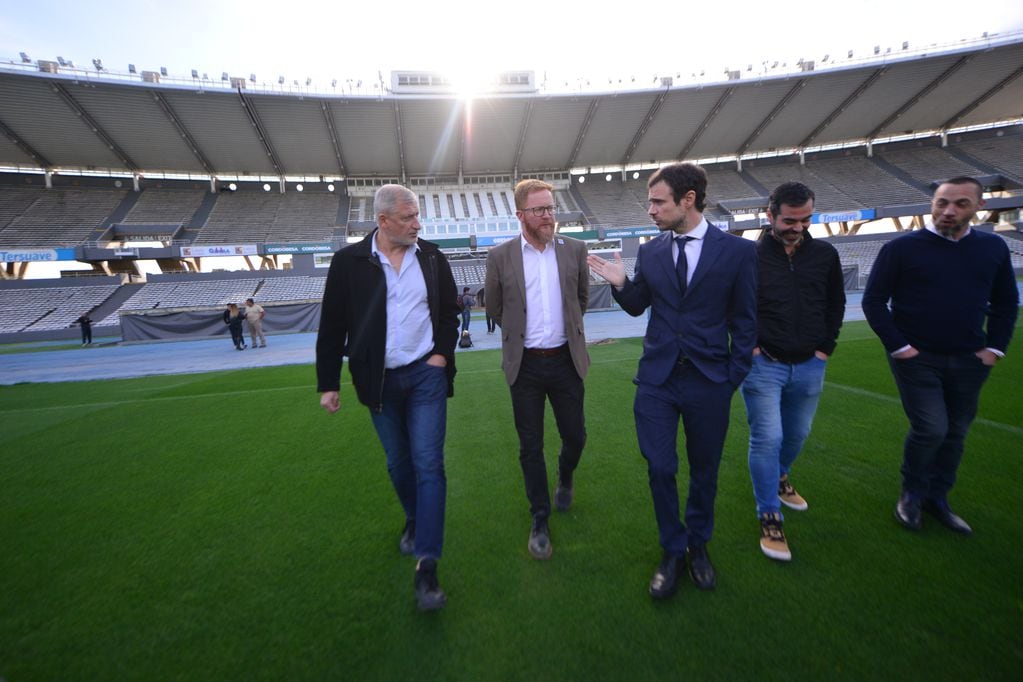 Hector Pichi Campana acompaña en el recorrido del estadio Kempes a los delegados del comité de organización del Mundial 2030.