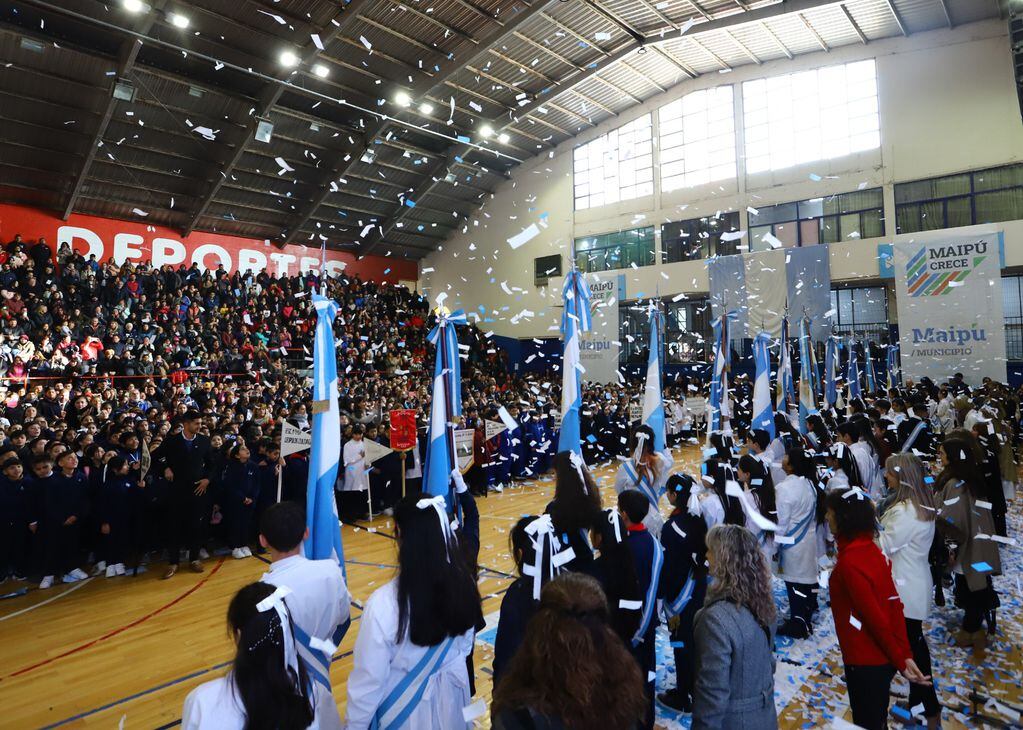 Estudiantes de 18 escuelas de Maipú prometieron lealtad a la bandera.