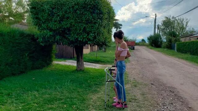 La mujer se emocionó al volver al lugar del accidente (Gentileza Néstor Ghino/ElDoce.tv).