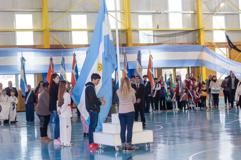 Ushuaia participó de los actos por el 208º aniversario de la Declaración de la Independencia