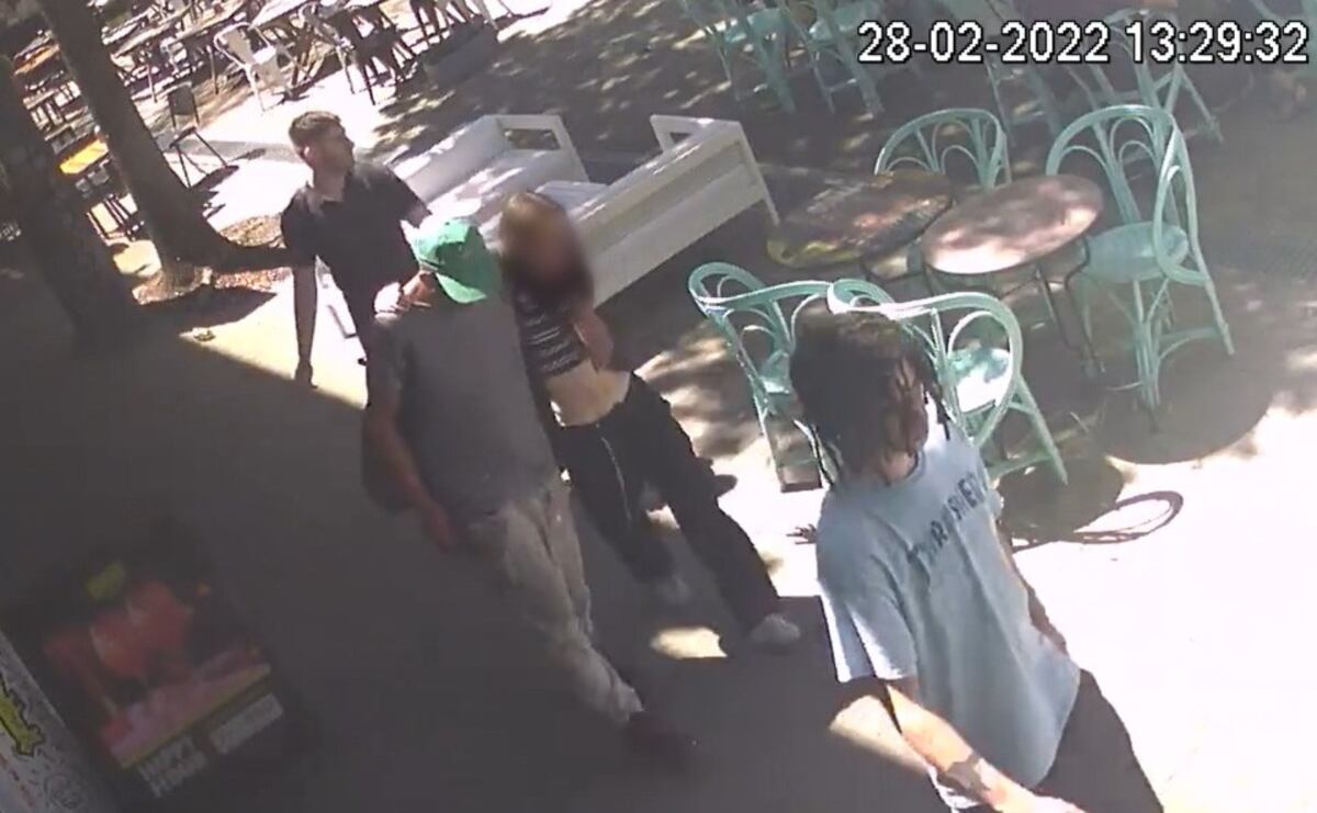 Captura de uno de los videos de los acusados con la víctima en Palermo.