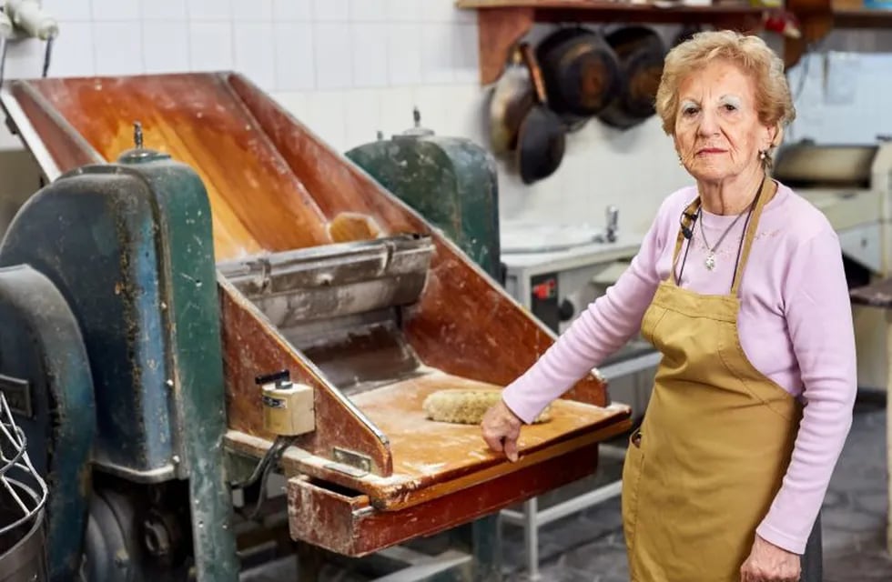 Georgina Medaura de Romero, a sus 87 años, sigue al frente de la Panadería San Martín.