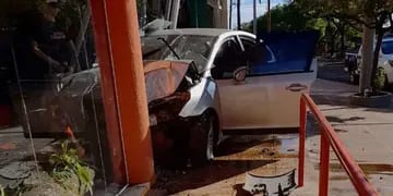 Un vehículo chocó e ingresó dentro de un local comercial en pleno centro de San Vicente